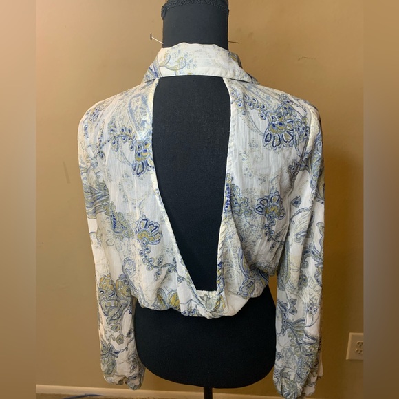 Sheer Floral Print Blouse with Open Back. Wrap Style. Size: M (10-12) - Picture 4 of 5